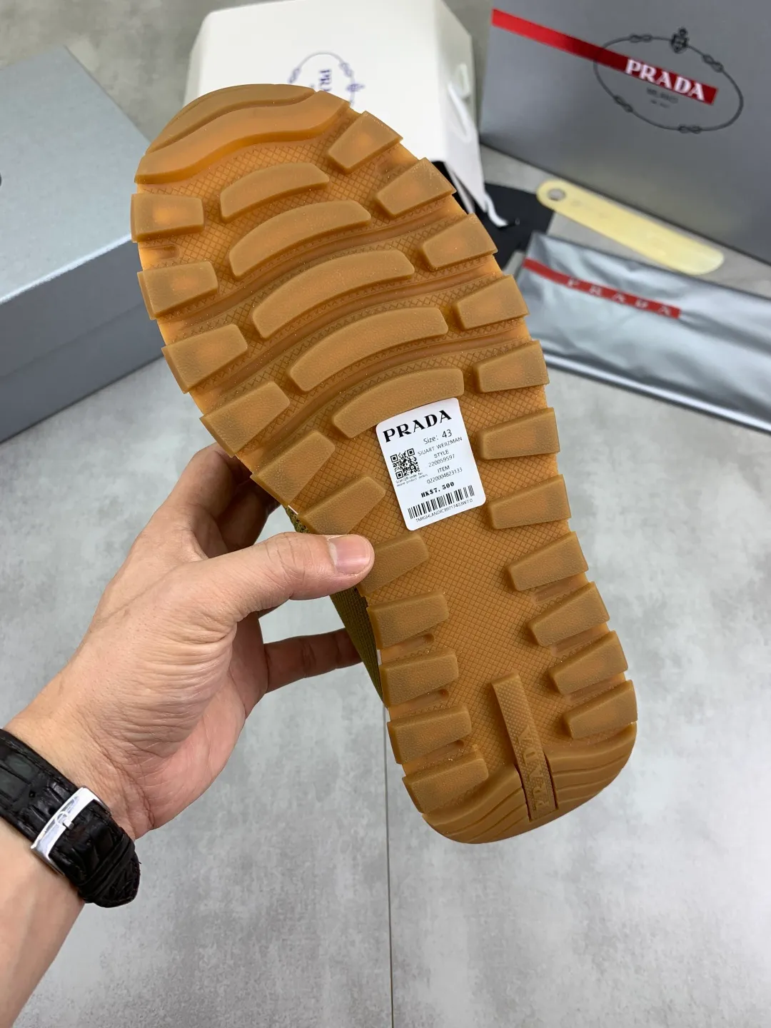 Men's shoes 💰P560💰[New model] Flying weave series (summer must-have) is now available on the official website, 🆘 Trendy brand (Prada) mainly promotes popular models, avant-garde and versatile fashionable men's shoes, private version molding, cowhide surface splicing 1:1.. Simple fashion, original imported cowhide lining and cowhide feet; the atmosphere and personality are more fashionable, eye-catching and pursuing class. It will subvert the old idea and be a must-have for fashion trendsetters with you! Must keep it for yourself! High-end comfort and low-end, high-end quality workmanship. Size: 38-45 6️⃣colors available.